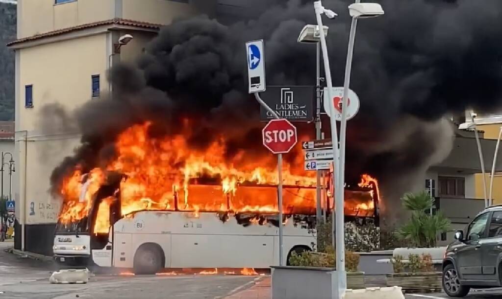 Follia a Pagani, scontri tra tifosi locali e della Casertana e pullman in fiamme. FOTO e VIDEO