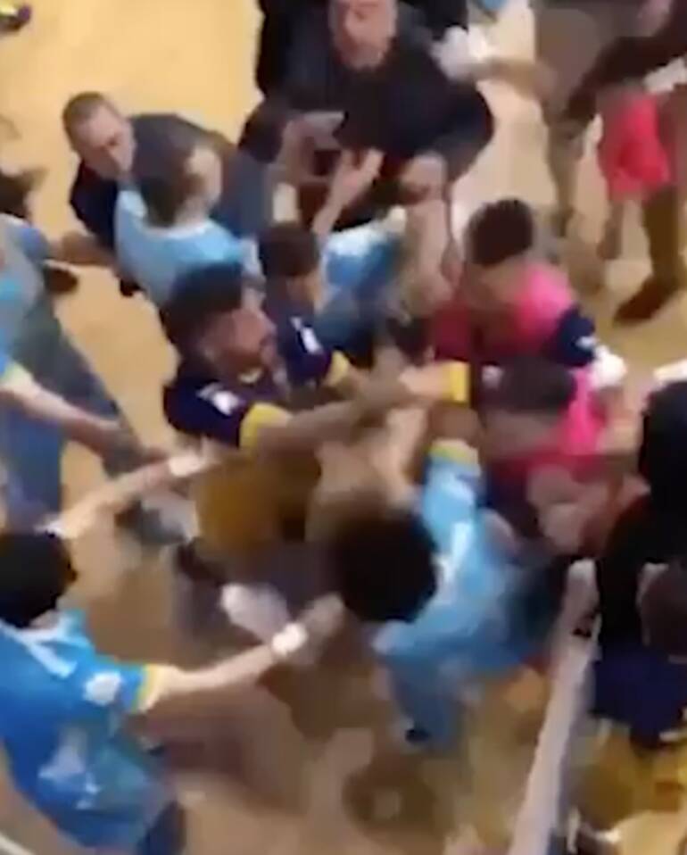 Rissa nel derby tra San Giuseppe e Napoli di Futsal, le immagini della vergogna