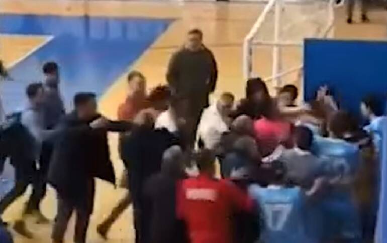 Caos al PalaCoscioni: rissa nel derby tra San Giuseppe e Napoli Futsal. VIDEO