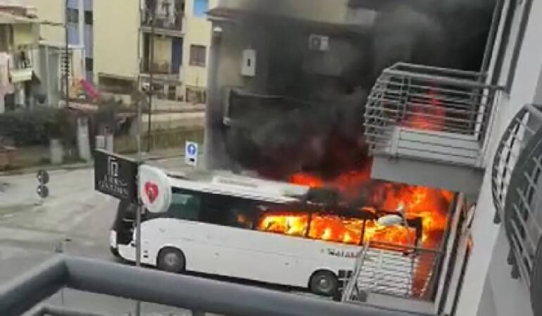 Scontri Paganese Casertana con bus in fiamme, sono 200 gli indagati