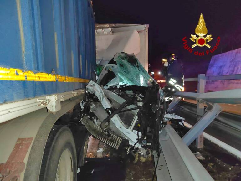 Scontro tra tir sulla A16, ferito autista e autostrada chiusa per tre ore