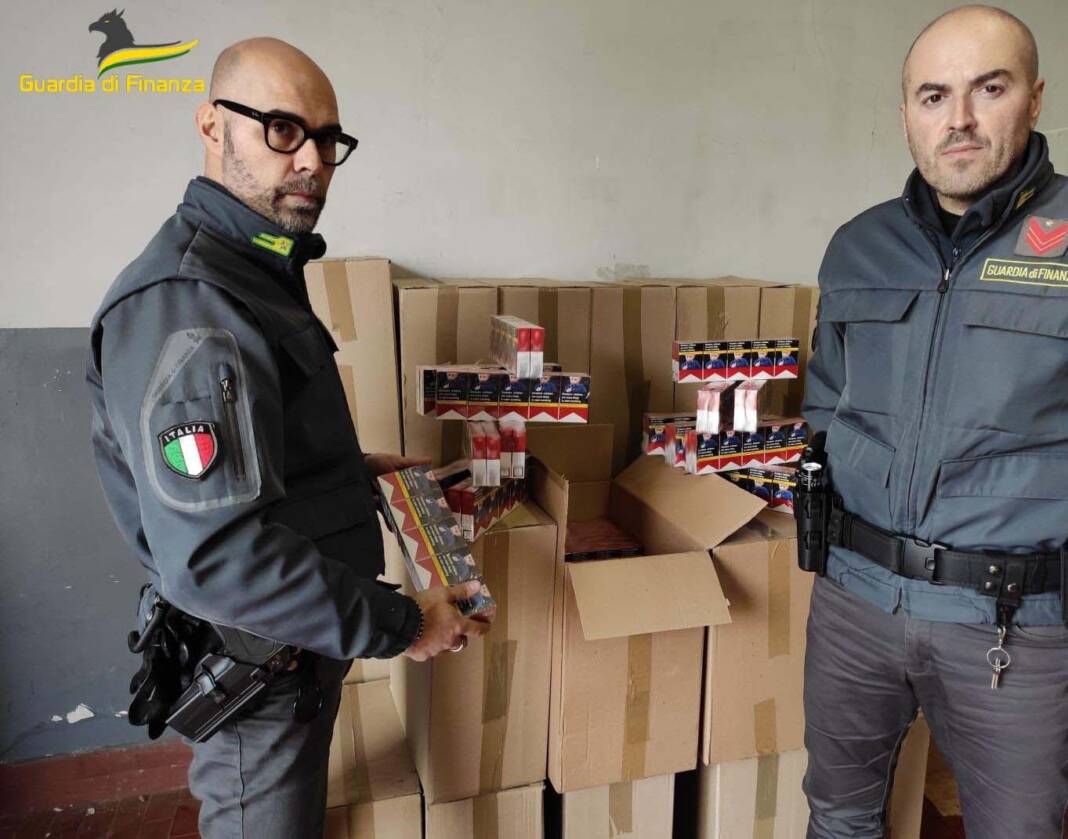 Napoli sequestrate 3 tonnellate sigarette contrabbando