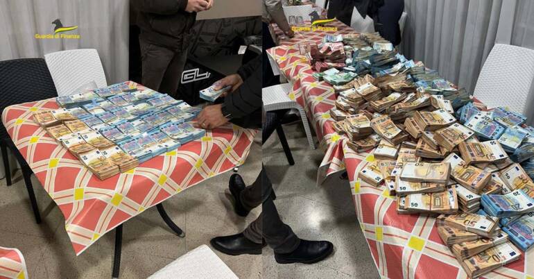 Salerno: ‘frode carosello’ su carburanti, 9 misure cautelari e 82 indagati