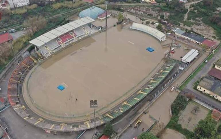 Nocera, lo stadio si trasforma in piscina: la foto virale sul web