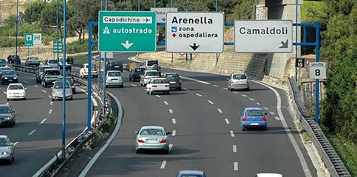 Napoli, caduta in Tangenziale con lo scooter e finge rapina: denunciato