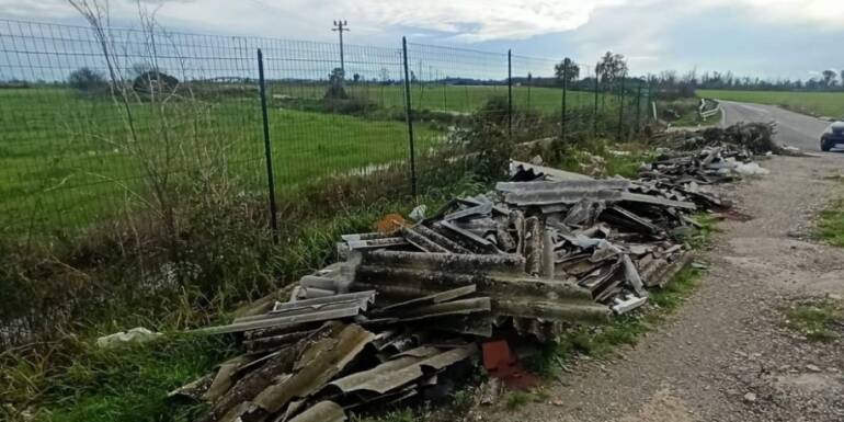 Parete, amianto scaricato in un fondo agricolo: indagato il titolare