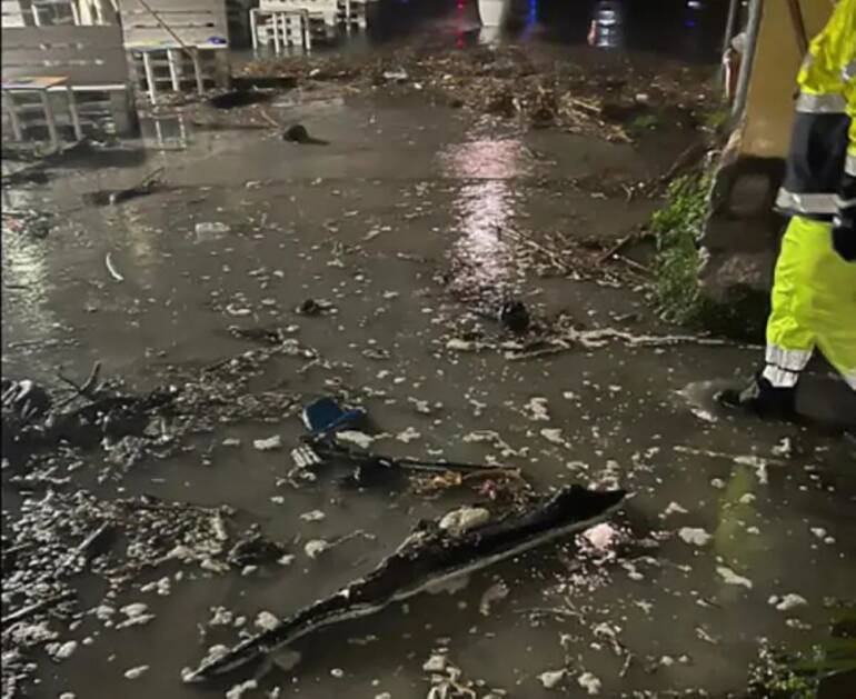 Vietri sul Mare, mareggiata provoca danni al lungomare