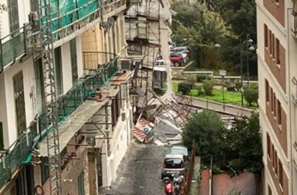 VIDEO Vomero, crolla impalcatura a via Aniello Falcone