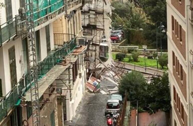 VIDEO Vomero, crolla impalcatura a via Aniello Falcone