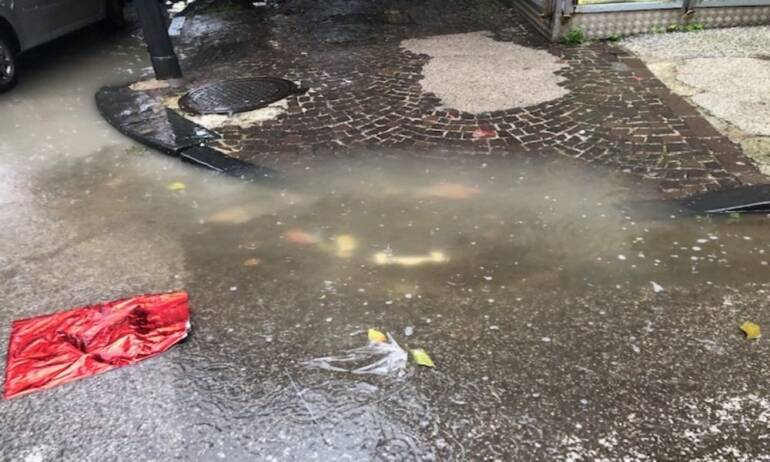 Napoli, al Vomero disagi e allagamenti causati dalle caditoie ostruite