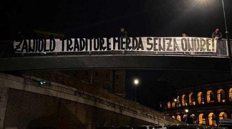 Roma, striscione dei tifosi contro Zaniolo: “Traditore, m***a senza onore”