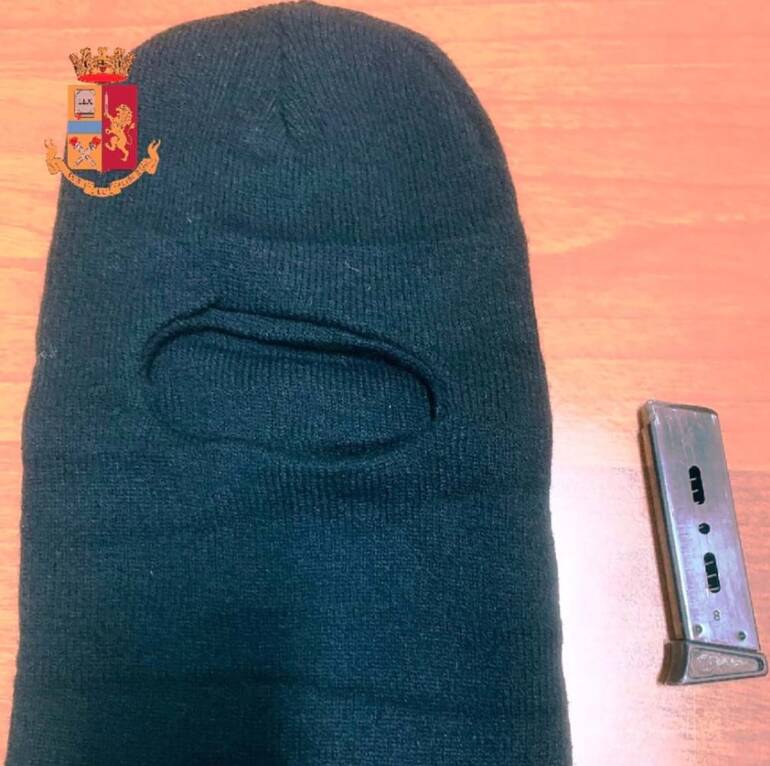 Armato in Piazza Mercato, fugge all’alt e aggredisce i poliziotti: arrestato