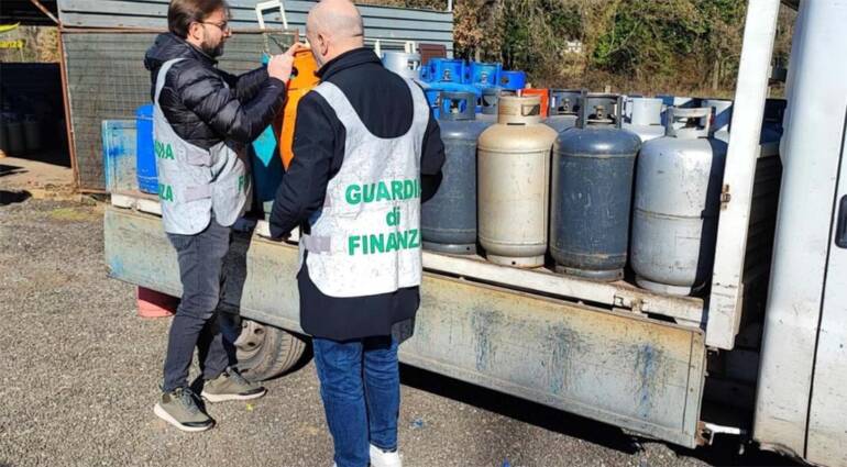 A Caserta bombole contraffatte: blitz in 3 ditte, la Finanza ne sequestra 400