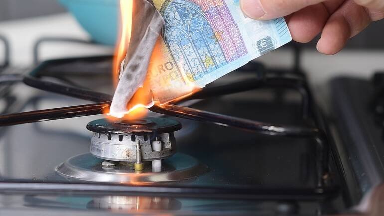 Bollette in Campania, Napoli la provincia più costosa per l’energia, Avellino per il gas