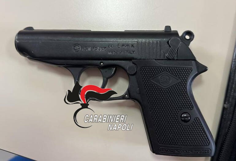 pistola in classe napoli