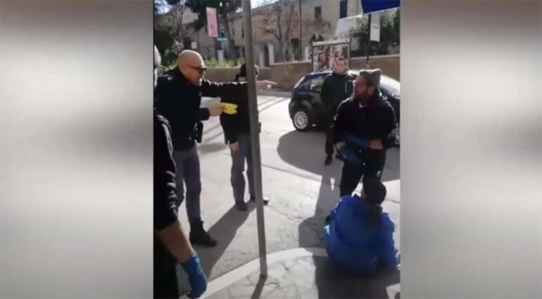 Agenti usano il Taser e fermano negoziante. Il video virale sul web