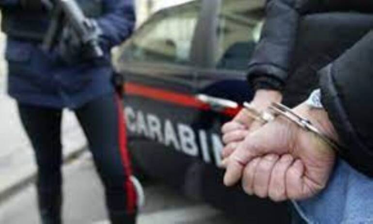 Alla guida sotto gli effetti dell’alcool, aggredisce i carabinieri: arrestato 37enne