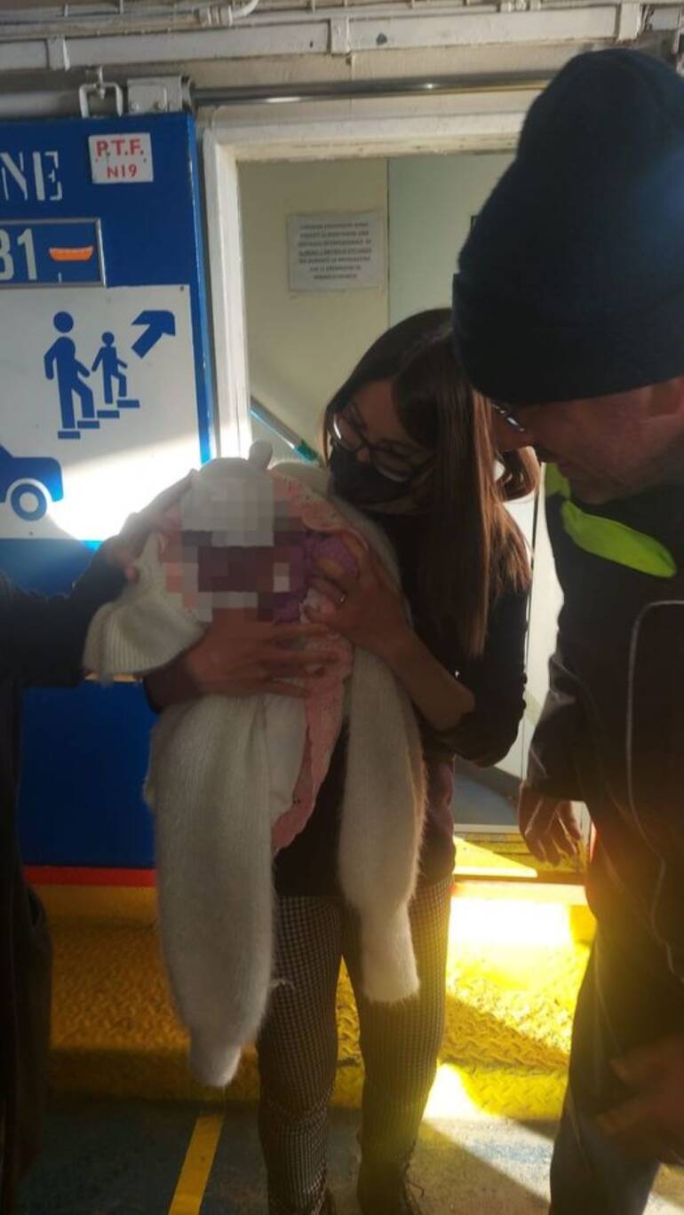 bimba nasce su traghetti, ischia