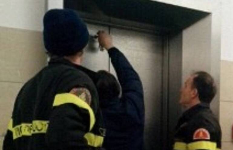 Bloccati in ascensore per 40 minuti, disavventura per mamma e figlio di 5 mesi a Santa Maria Capua Vetere