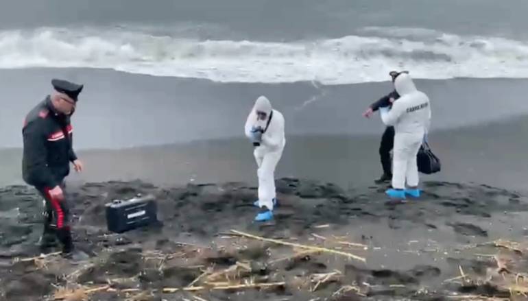 Cadavere trovato in mare a Torre Annunziata era di un 46enne di Gragnano: ucciso per vendetta dopo un furto?