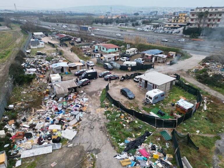 Rifiuti nel campo rom di Caivano: sequestrati 1.500 metri cubi spazzatura