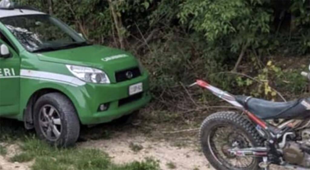 Caccia illegale nell’agro campano: tre bracconieri colti sul fatto con richiami elettronici e uccelli vivi