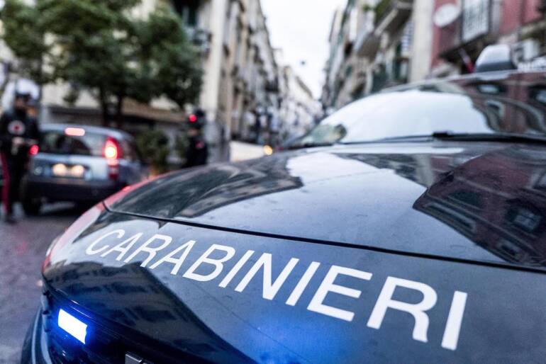 A Napoli lite a colpi di casco tra ragazzi in via Toledo