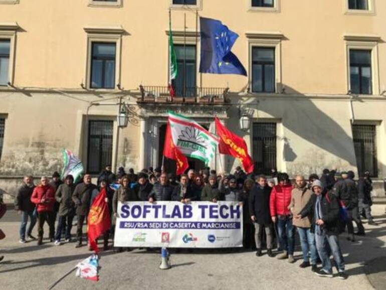 Corteo Softlab a Caserta: lavoratori senza stipendio