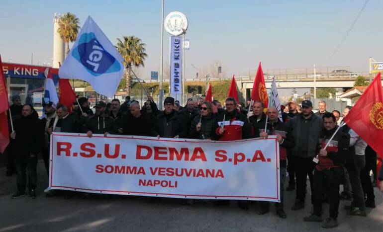 Dema, a Napoli operai incatenati davanti sede Regione Campania