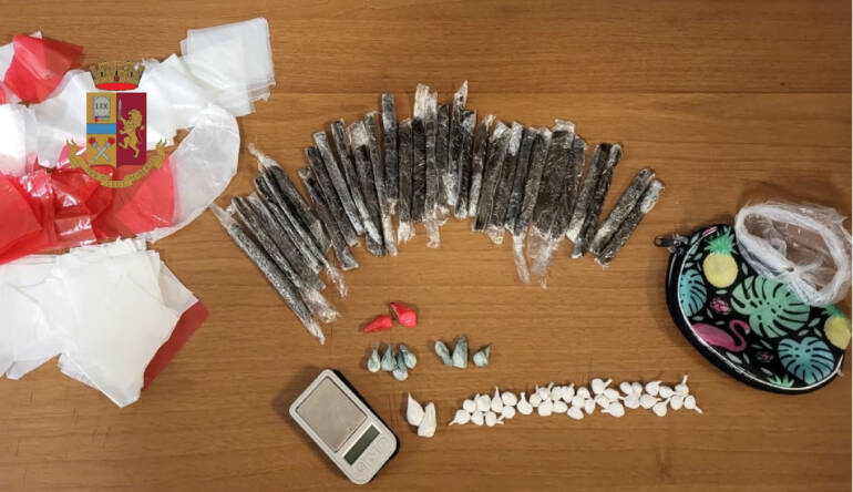 Borgo Sant’Antonio Abate, cerca di disfarsi della droga: arrestato