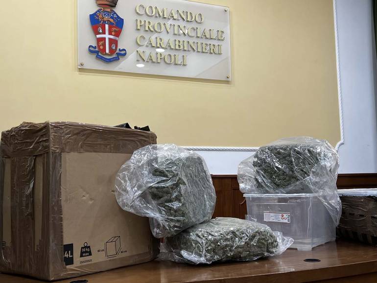 A Pianura corrieri della droga in auto con 8 chilogrammi di marijuana: 2 arresti