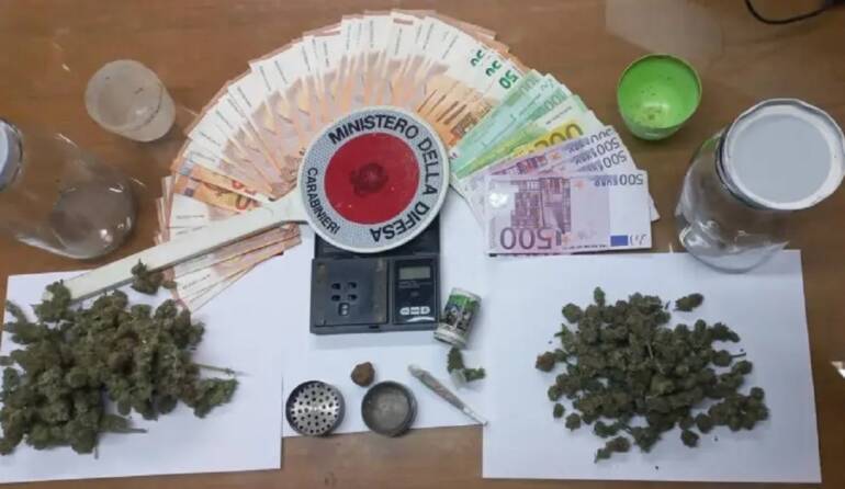 Droga in pneumatico in camera da letto, 32enne arrestato a Benevento