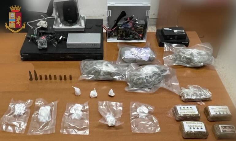 Rione Traiano, droga nascosta nell’impianto dei citofoni
