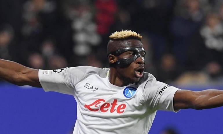 PSG su Osimhen, pronta offerta da 150 mln al Napoli. Ma il Chelsea non molla