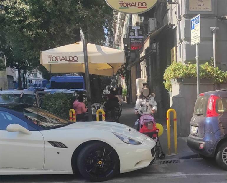A Napoli Ferrari parcheggiata sulle strisce e sulla rampa per disabili