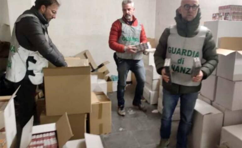 A Capua arrestato contrabbandiere: sequestrati 5 quintali di sigarette