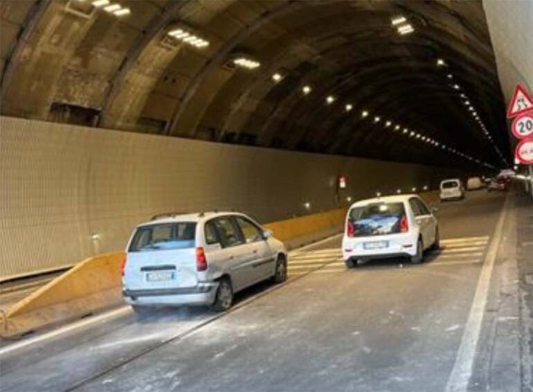 Napoli, riaperta al traffico la Galleria Vittoria