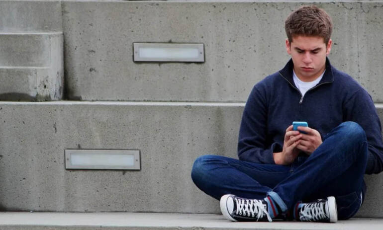 16 anni l’età minima per iscriversi ai social network