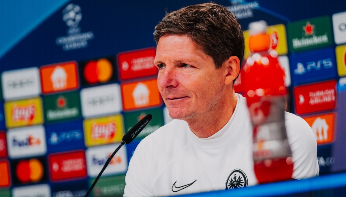 Eintracht furioso dopo il no ai tifosi, Glasner ironizza: “Spero facciano entrare la squadra…”