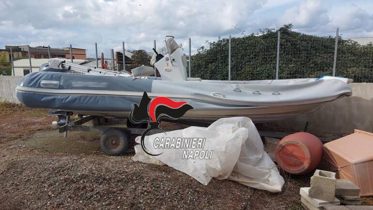 Castellammare, ritrovato gommone rubato: denunciato 26enne