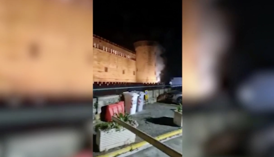 Napoli, incendio doloso nel deposito atti del comune al Maschio Angioino