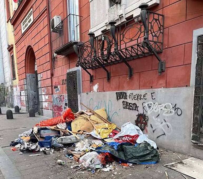 Napoli, discarica a cielo aperto a via Foria davanti all’istituto ‘Della Porta’