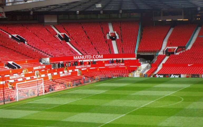 Manchester United in vendita, il Qatar sfida Ineos: il punto