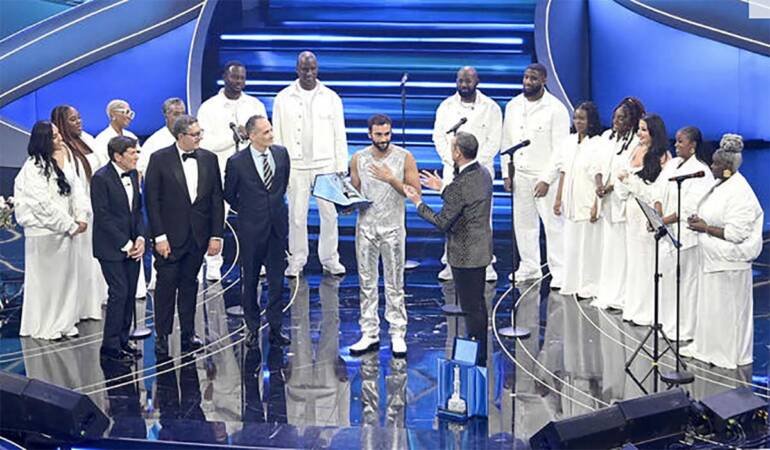 A Sanremo Mengoni vince anche serata cover e resta in testa alla classifica