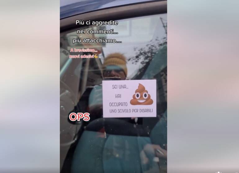 Napoli, arrivano le multe morali per chi parcheggia sugli scivoli per disabili: ‘Sei una me..a’