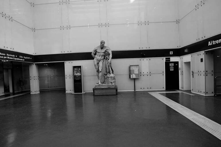 Emergenza freddo a Napoli, stazione Museo aperta di notte per i senza dimora