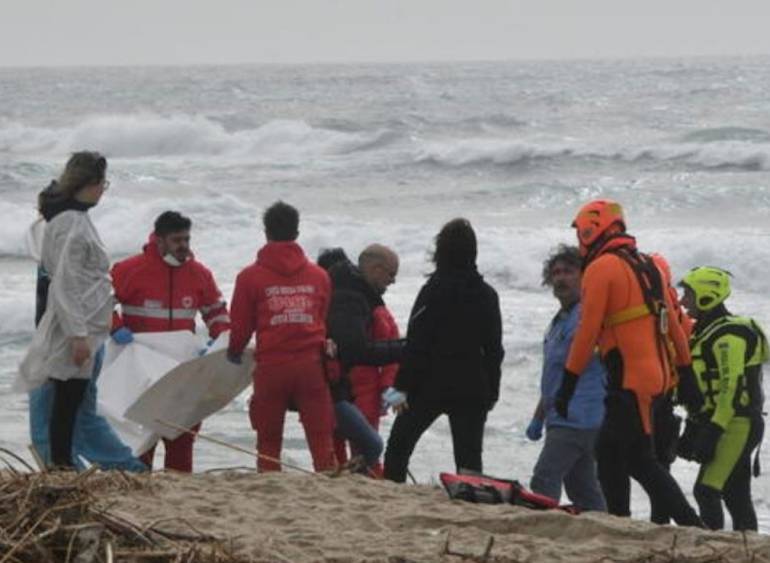Naufragio migranti a Crotone: fermati altri due presunti scafisti