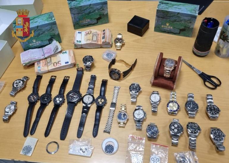 Napoli, scoperta la centrale degli orologi di pregio rubati: arrestato giovane rapinatore