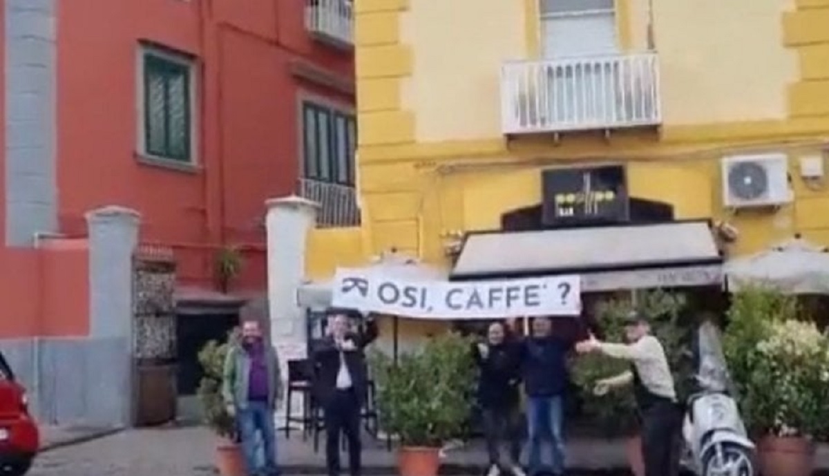 Osimhen mania a Napoli, l’ultima trovata dei tifosi: “Lo vuoi un caffè?”. VIDEO