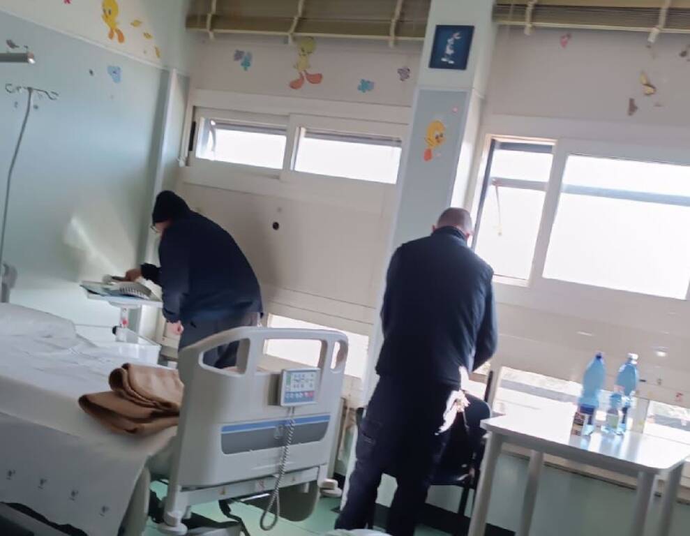 Napoli, il nuovo Policlinico senza riscaldamenti: pazienti di pediatria al gelo. La video denuncia